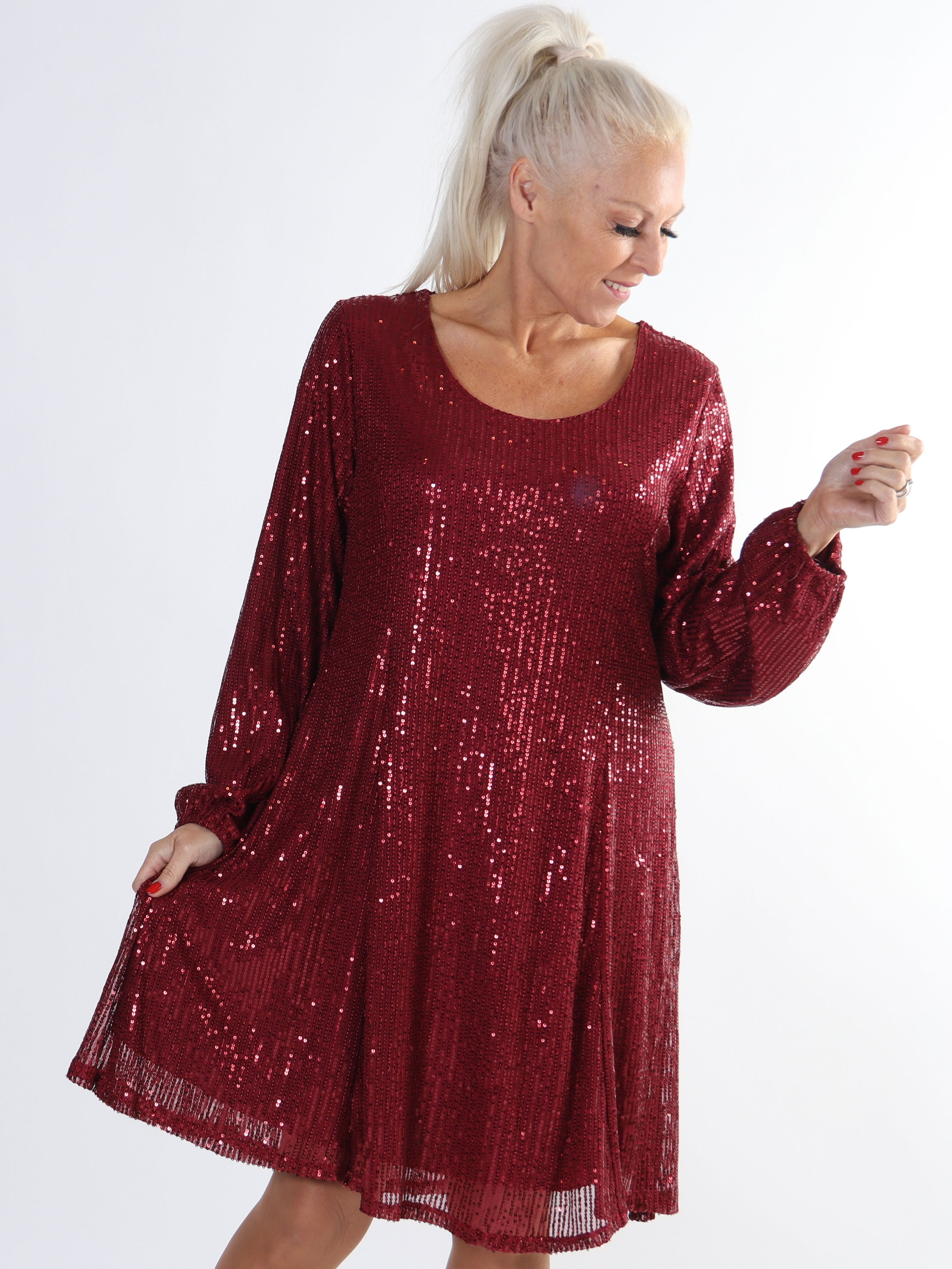 Maj Glitter L/S - Sød plus size paillet kjole der går ud i A facon